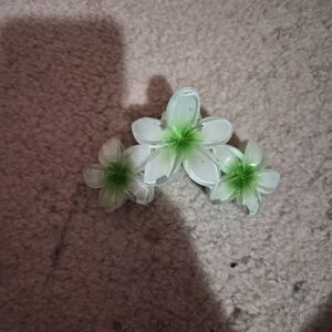 hibiscus green hairclip